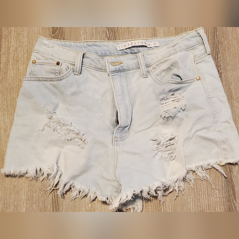 Short distressed jeans
